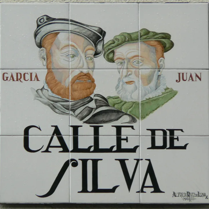 El azulejo con el nombre de la calle de Silva, en Madrid