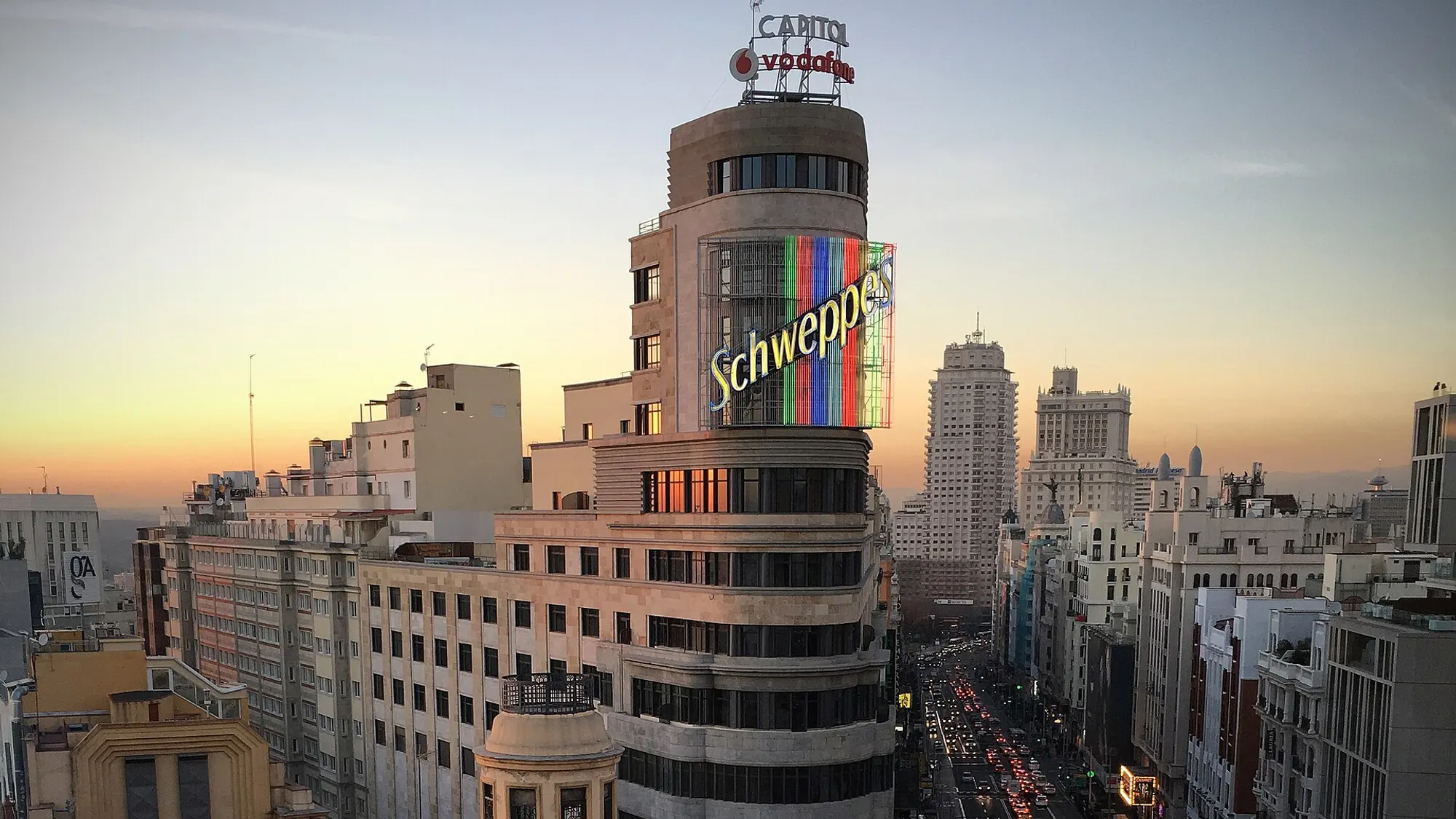 La plaza del Callao y la Gran Vía al atardecer, a un paso de la agencia